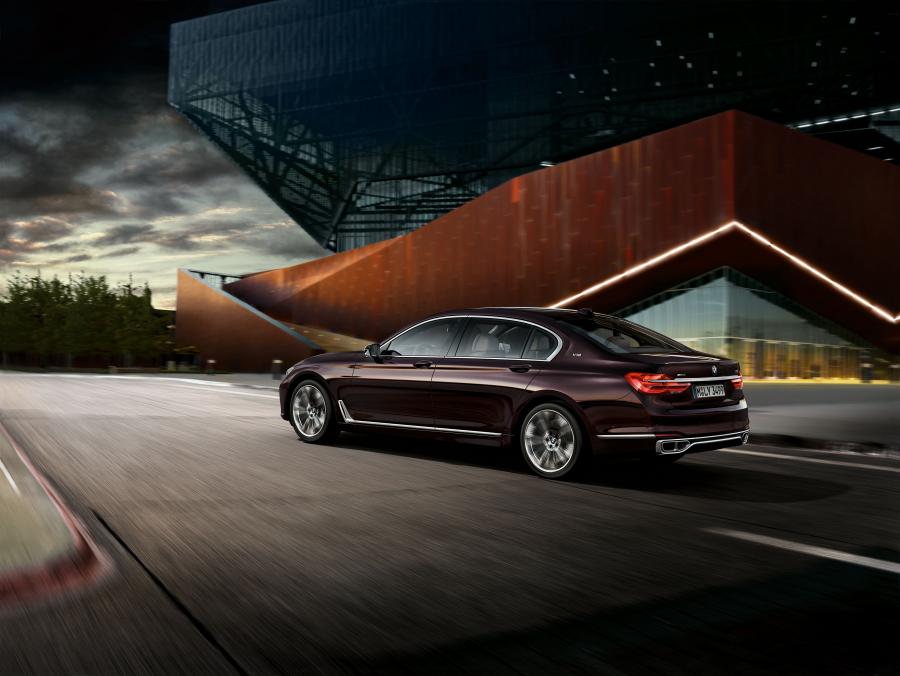  BMW M760Li xDrive V12 Excellence (G12) 2017 года  (WW) (фото 39 из 40)